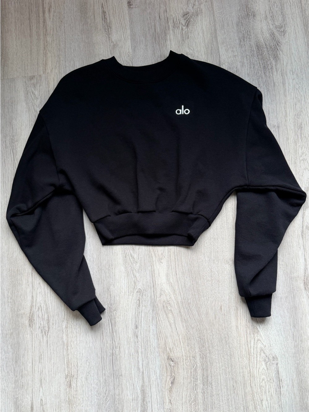 ALO Yoga - Cropped Accolade Crewneck Sweatshirt in Black - size XXS